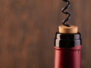 Vinventions révolutionne le monde du vin avec Sübr : le bouchon 100% biodégradable et sans plastique Corkscrew and bottle of wine